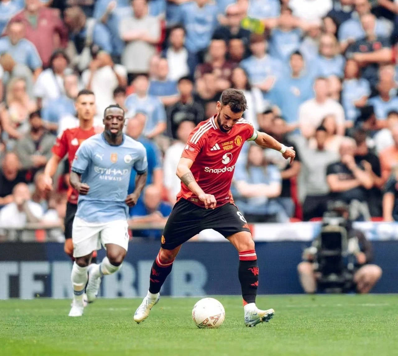 关于法甲赛程吃紧；曼联赛后内部沟通；震撼外界；赛程密集仍需轮换的信息