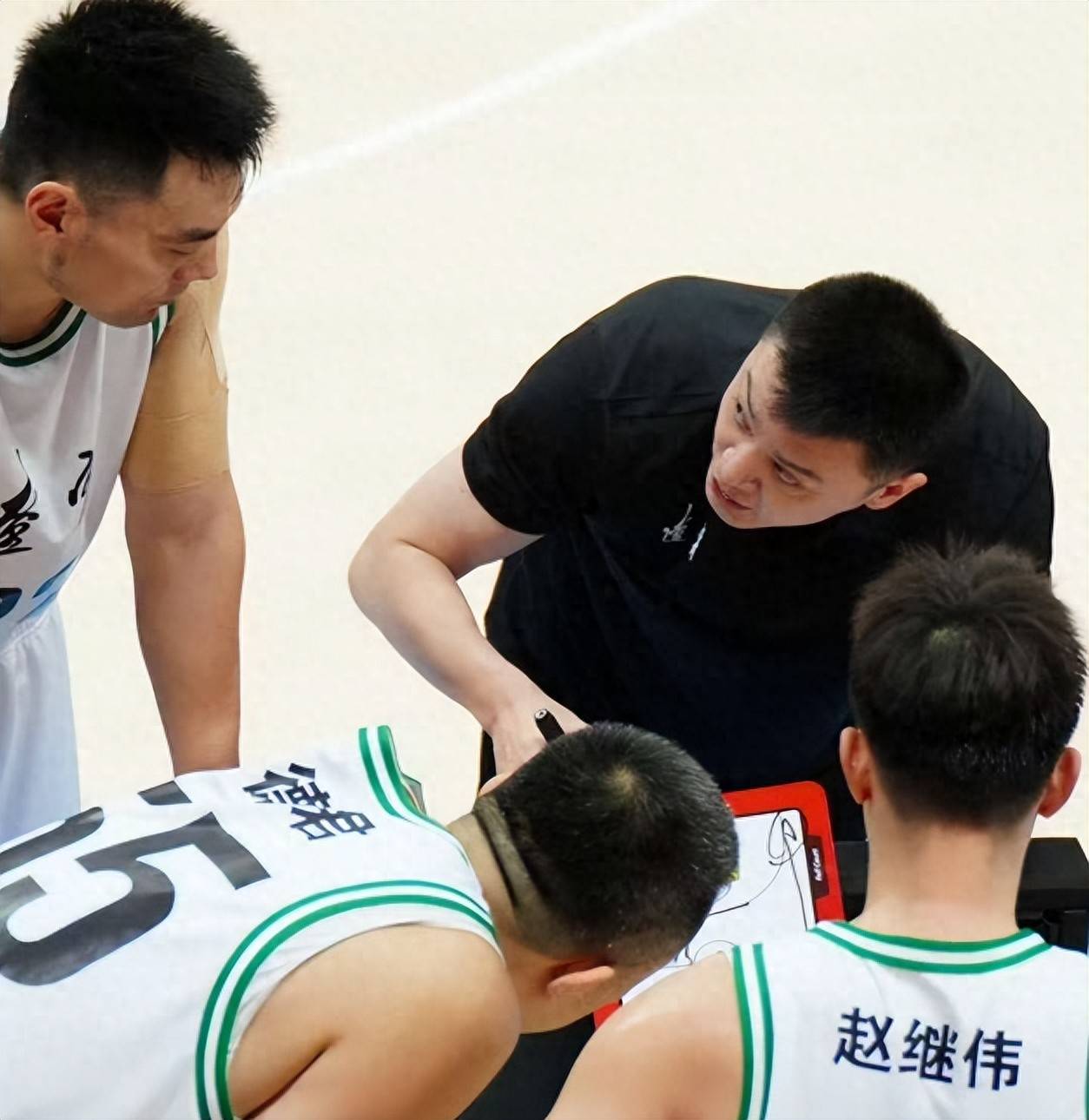 CBA季后赛赛程吃紧，山东男篮加时末段止住颓势，媒体盛赞，年轻球员得到机会的简单介绍