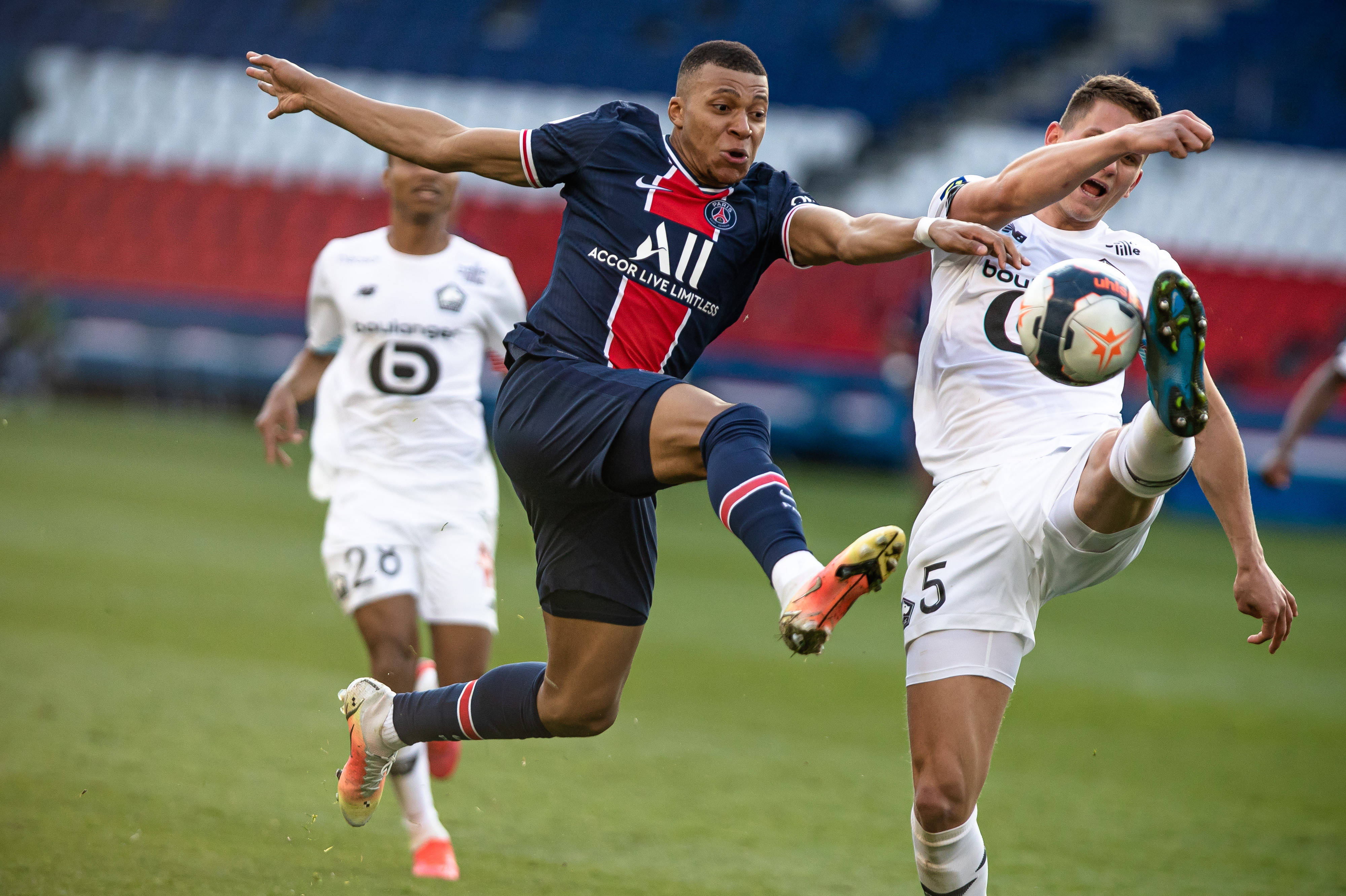 包含清晨巴黎圣日耳曼备战欧超杯，强势反弹细节曝光，悬念犹存，身体对抗强度拉满的词条