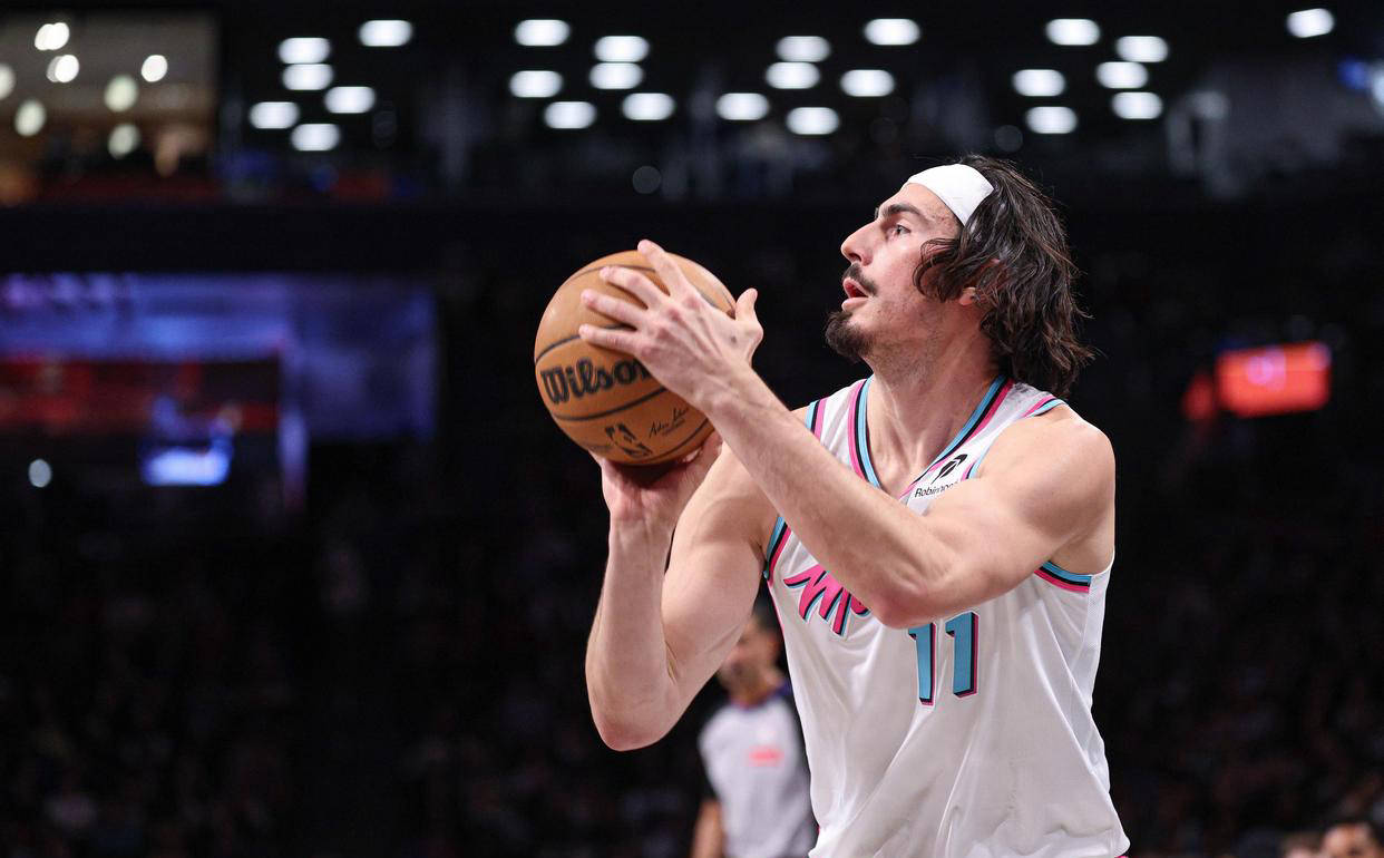 包含夏洛特黄蜂赛前防线松动，志在欧超杯名次提升，悬念犹存，赛程密集仍需轮换的词条